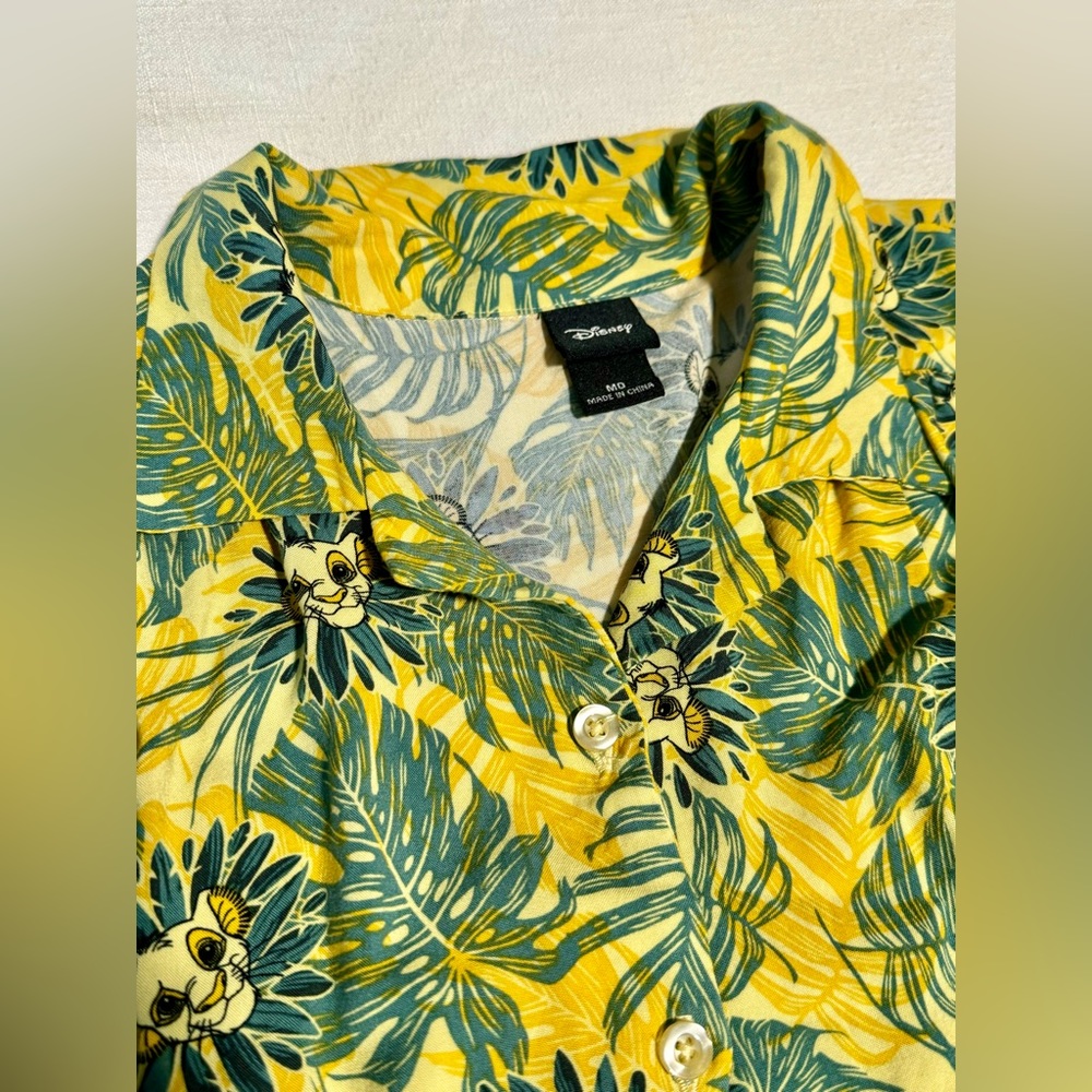 Disney’s The Lion King Simba Short sleeve tie front blouse size M
